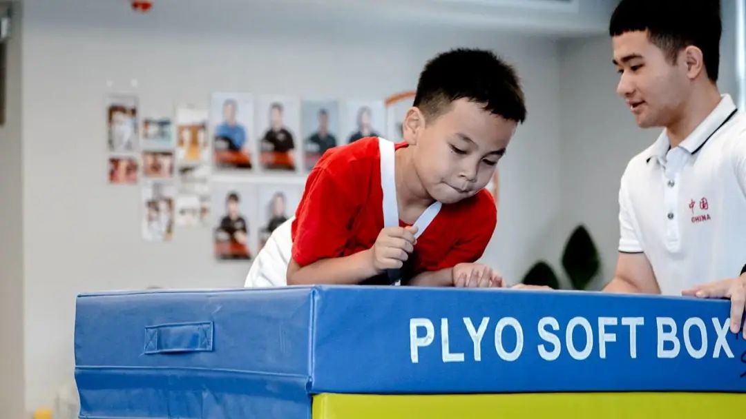 儿童击剑运动员下肢力量训练,少儿运动击剑