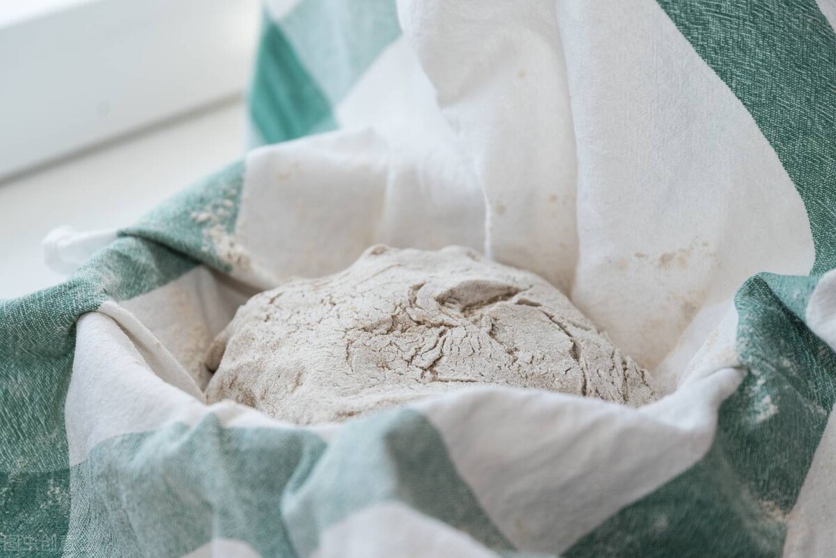 杂粮煎饼面糊加什么不碎,杂粮煎饼面糊里面放油吗