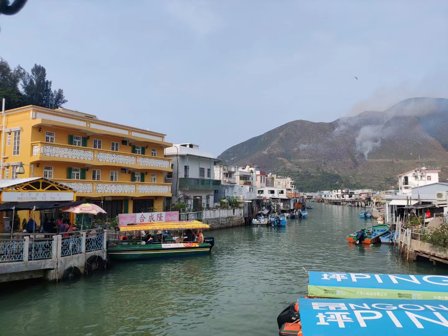 右手端啤，就着海风，喝到微醺