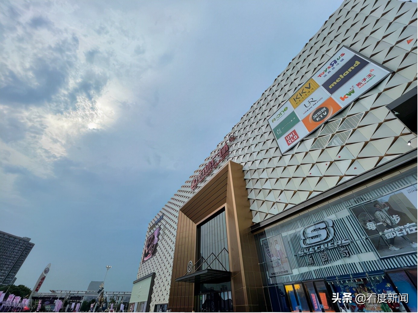 绗竴浜屼笁鍥涗唬涓囪揪骞垮満,绗洓浠ｄ竾杈惧箍鍦烘晥鏋滃浘