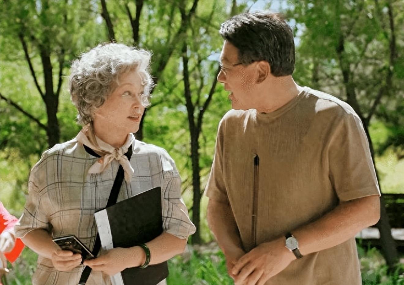 40岁，老光棍，隔壁新来的大妈故意走光，无意看到那抹黑色风景