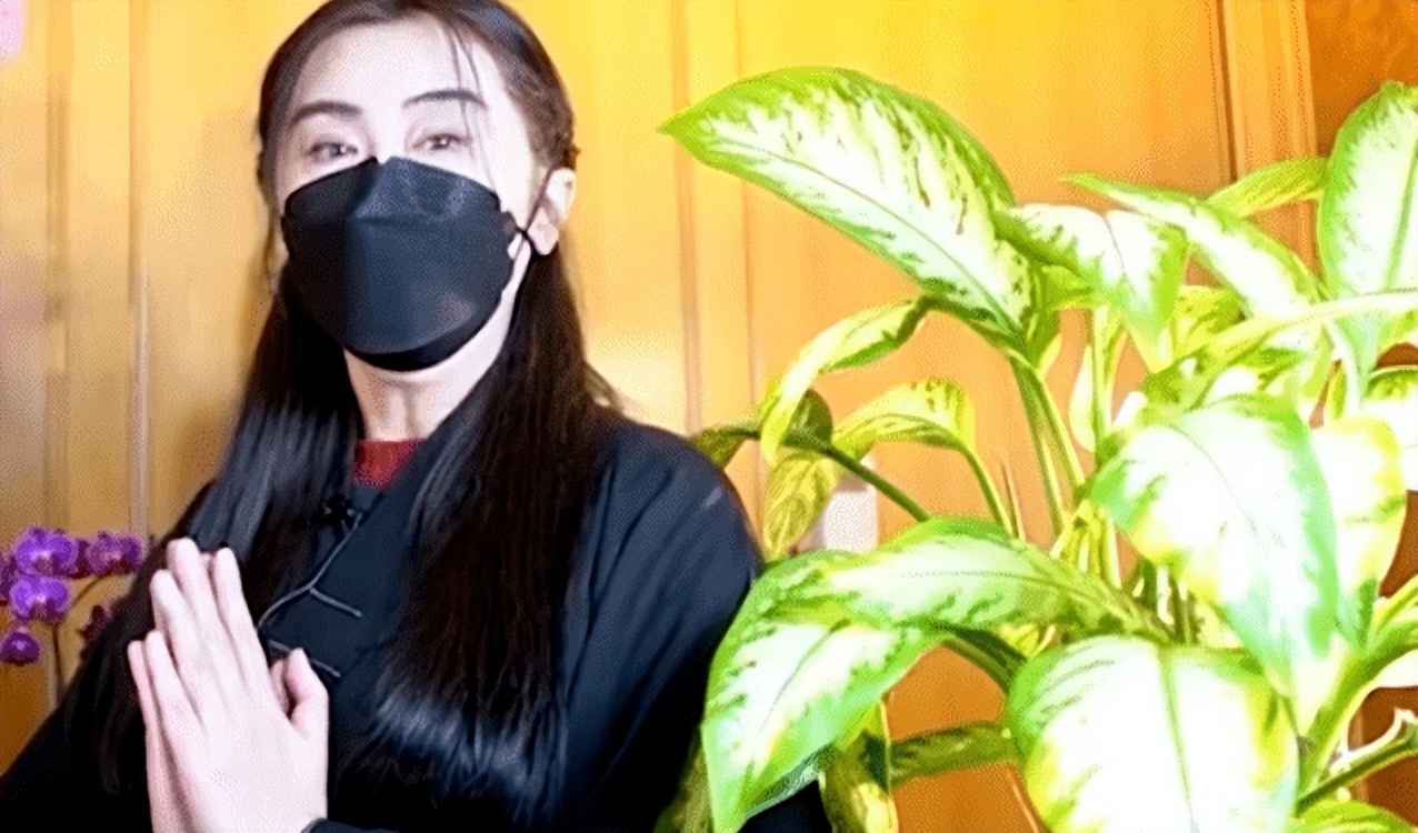 露骨成这样，没人嘲她「色情」