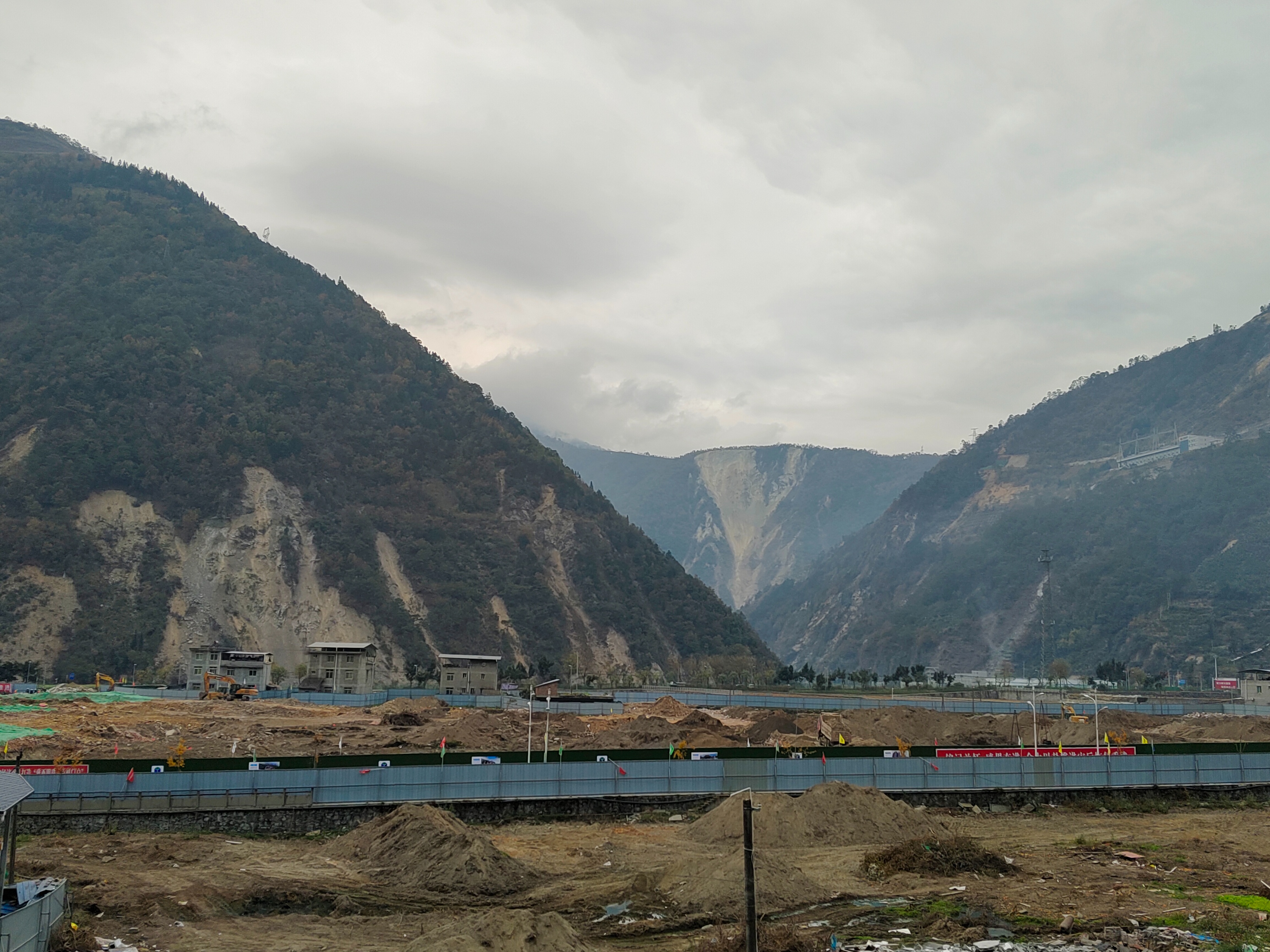 泸定地震三个月后：失联牧羊人和76只羊仍未找到，有村民失去年入几万的收入被迫租房，因物价贵一天吃2顿饭