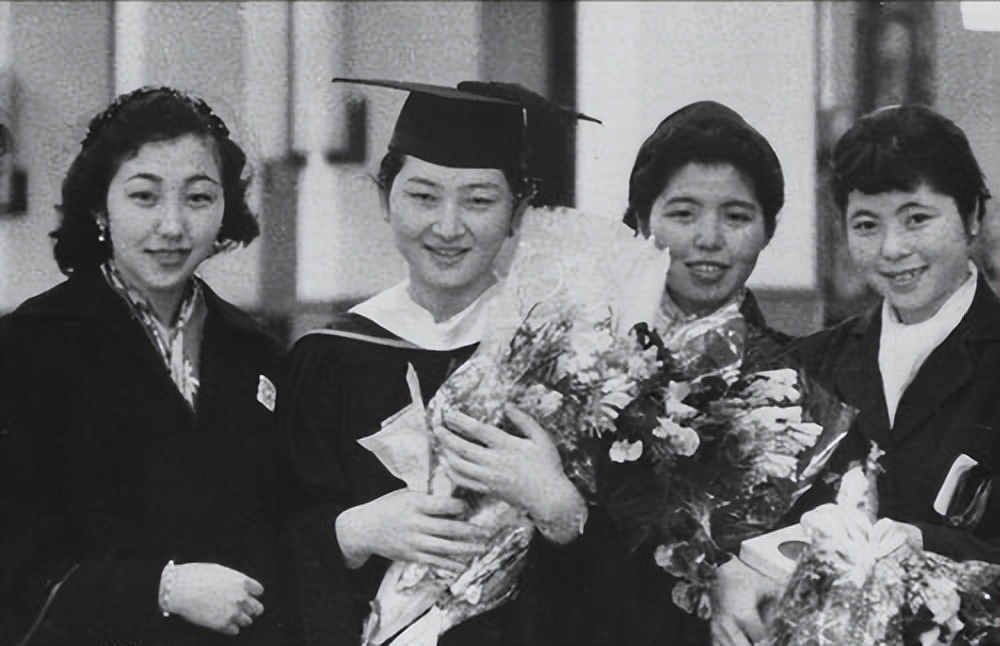 日本首位平民皇后：因打网球被太子看上，嫁入皇室后却被逼得抑郁