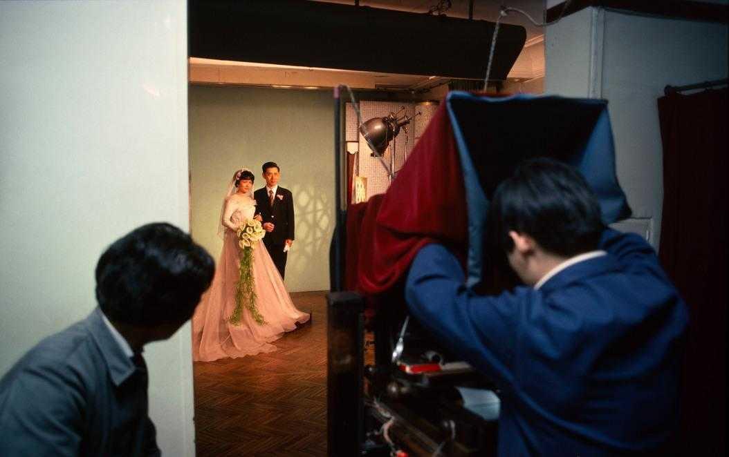 1900年，北京富户人家，服饰臃肿华美，精神状态很佳