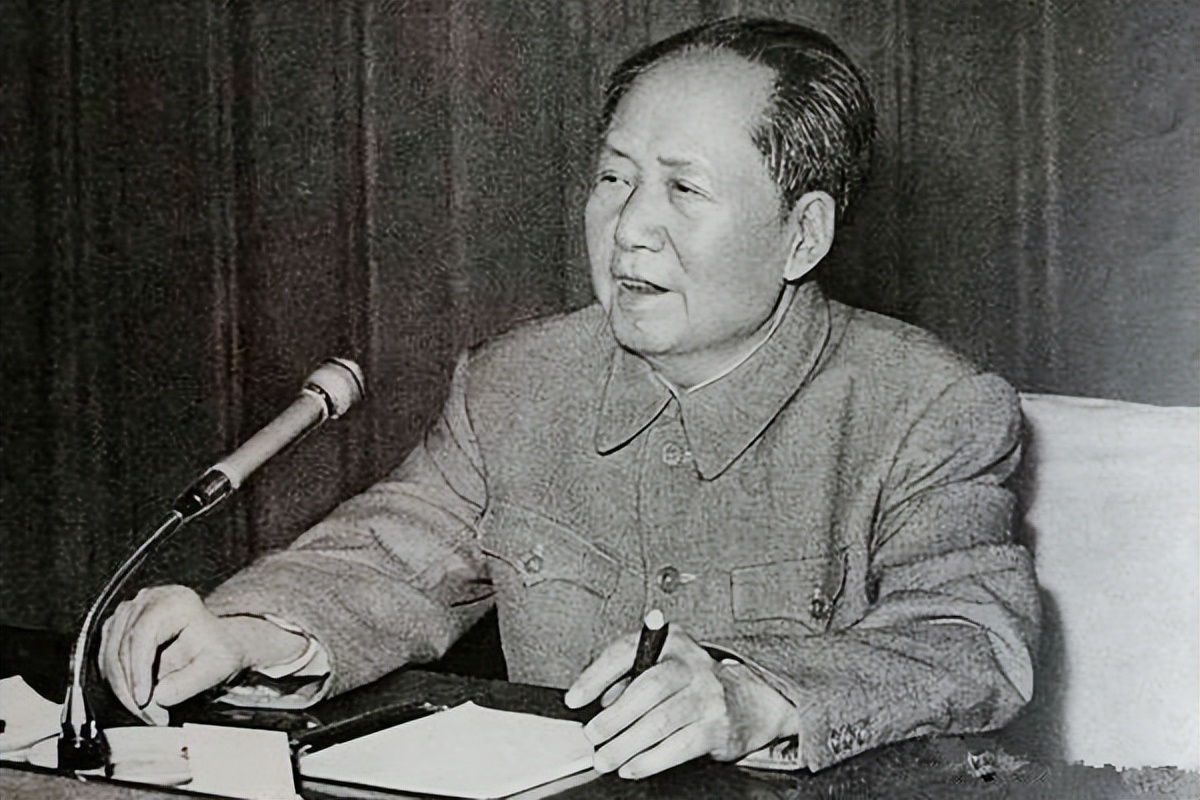 毛主席发表《蝶恋花》，胡适读完后评价：真肉麻，没有一句是通的