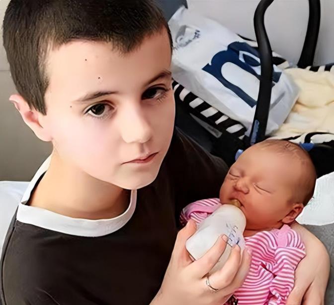 14年前，英国十三岁男孩“喜当爹”！生下一女后，后来怎么样了？