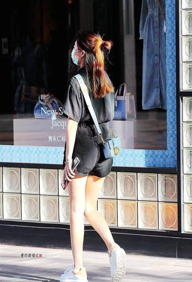 用肉色*袜丝***袜丝**就不一样了，美女是怎样用肉丝为自己加分的