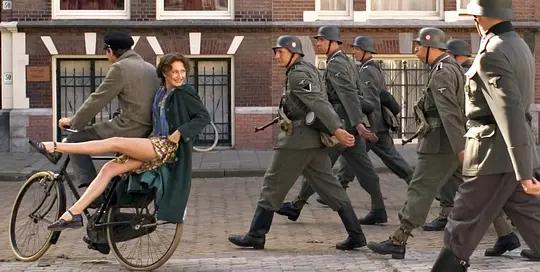 《*皮书黑**》中关于战争和道德的探究有着怎样的哲学意义？