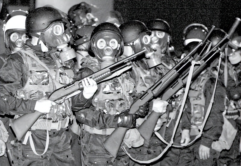 两个兵王叛逃，与一千多军警对峙3天，放大火烧山才将他俩制服！