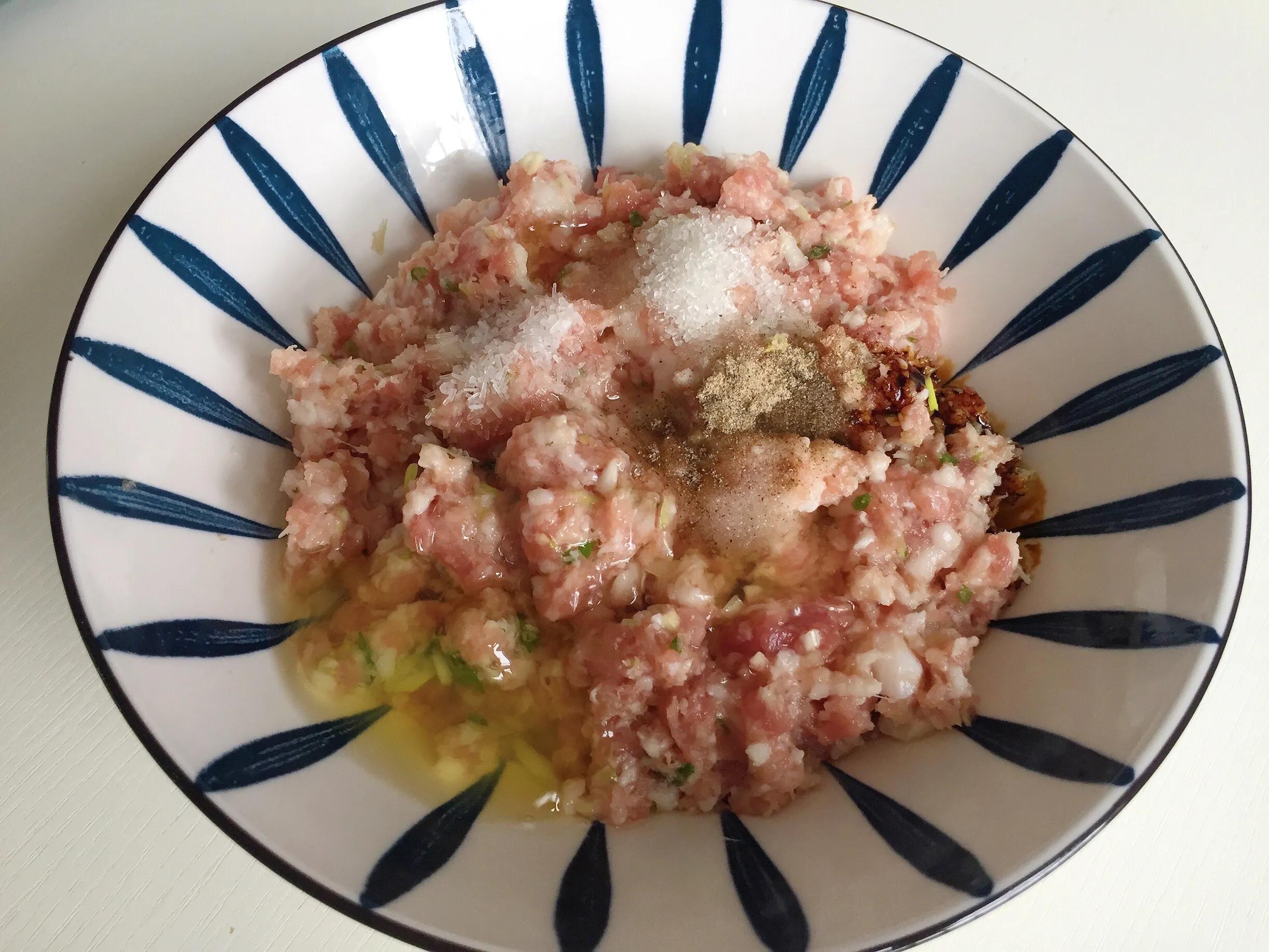 红烧狮子头怎么做才能滑嫩不散,大厨教你做红烧狮子头又香又解馋