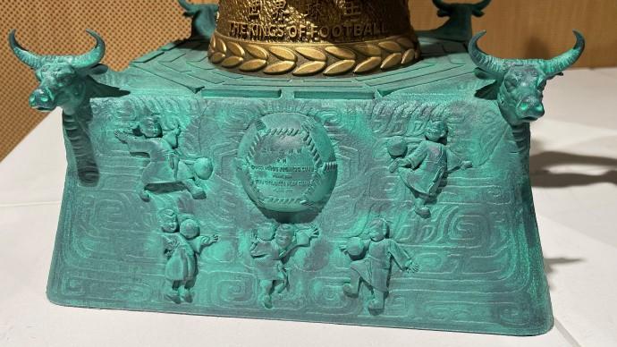 主办方提前颁奖给梅西,主办方给梅西奖杯