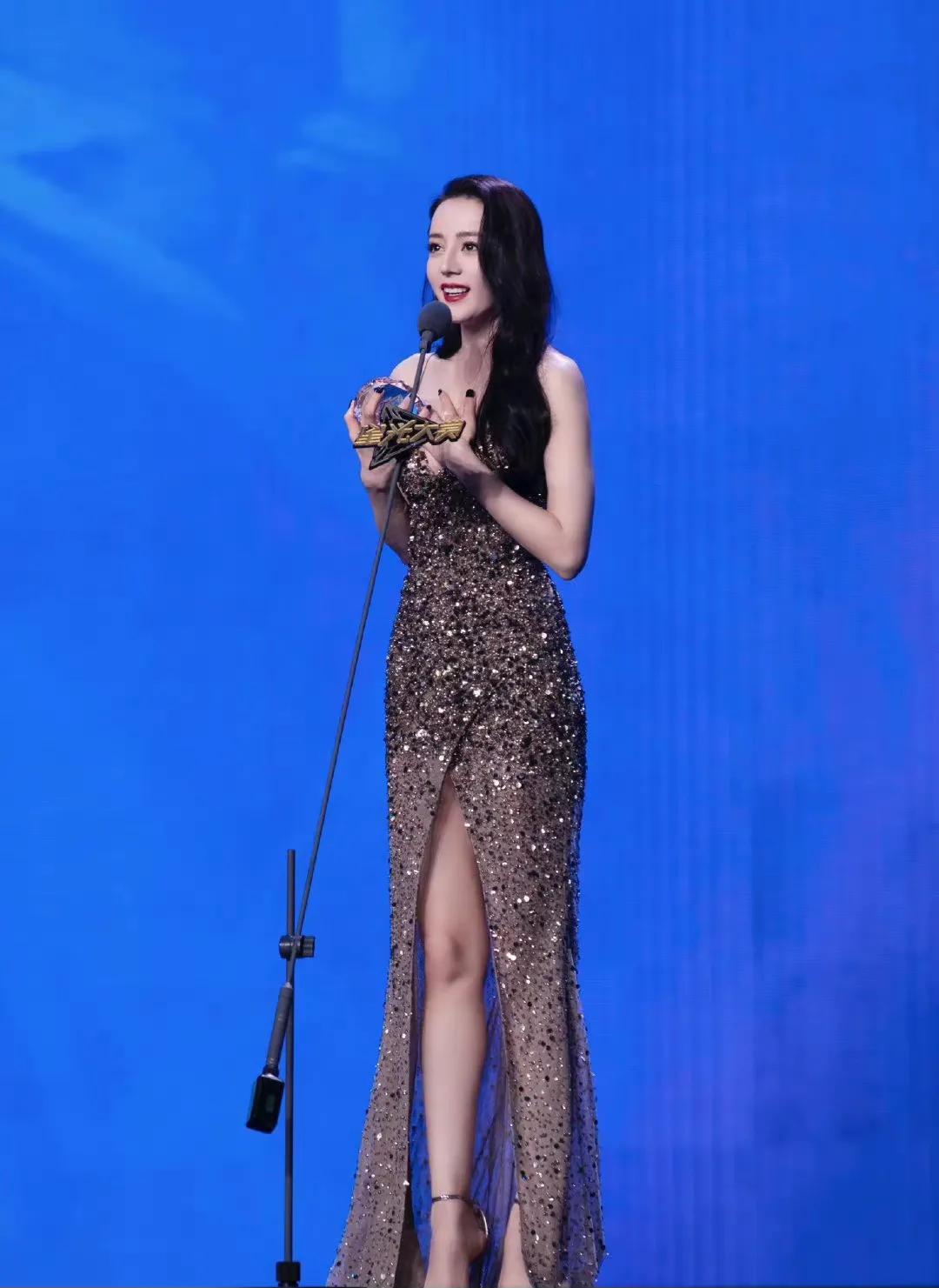 黄景瑜方起诉造谣者不信谣不传谣,迪丽热巴用行动澄清和黄景瑜恋情