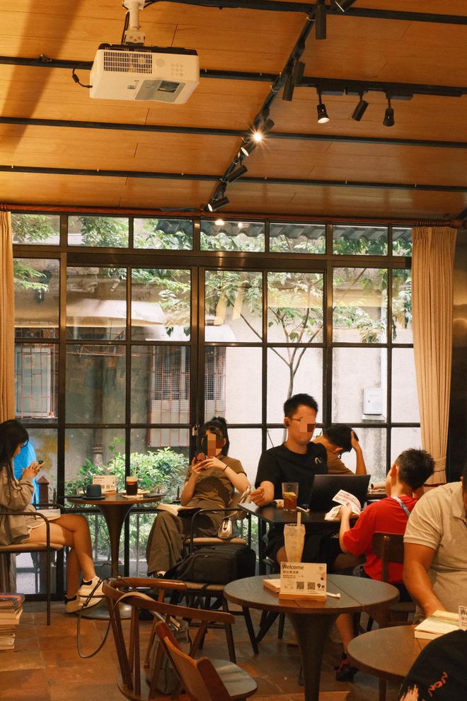 佛山70后老板打造300平书店弧形落地窗美翻了