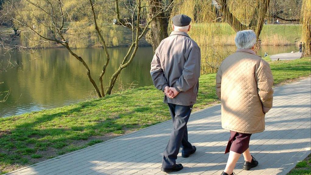 20岁每天压腿拉筋有啥好处,年纪大了老是会拉筋是怎么回事