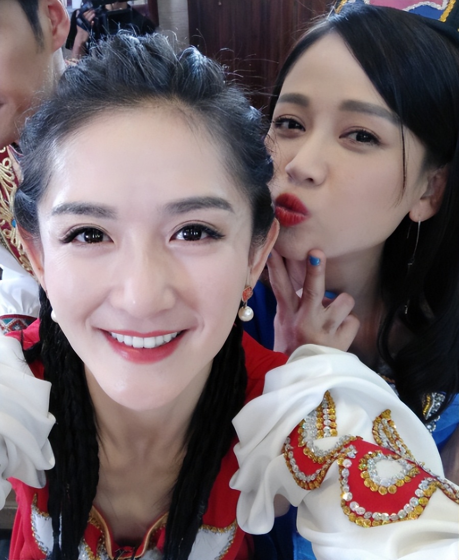 从“好闺蜜”到老死不相往来,再看李小冉和谢娜,究竟谁输谁赢?