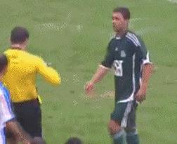 足球场上搞笑视频,盘点足球十大搞笑瞬间