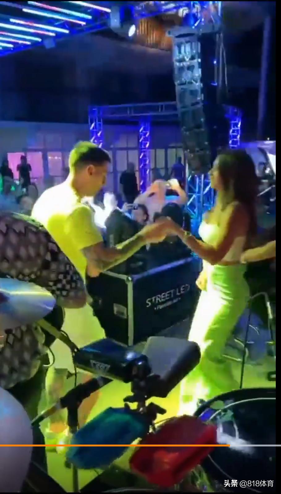 笑喷!梅西荧光绿参加派对搂爱妻跳舞,梅老板老年迪斯科安妞带不动