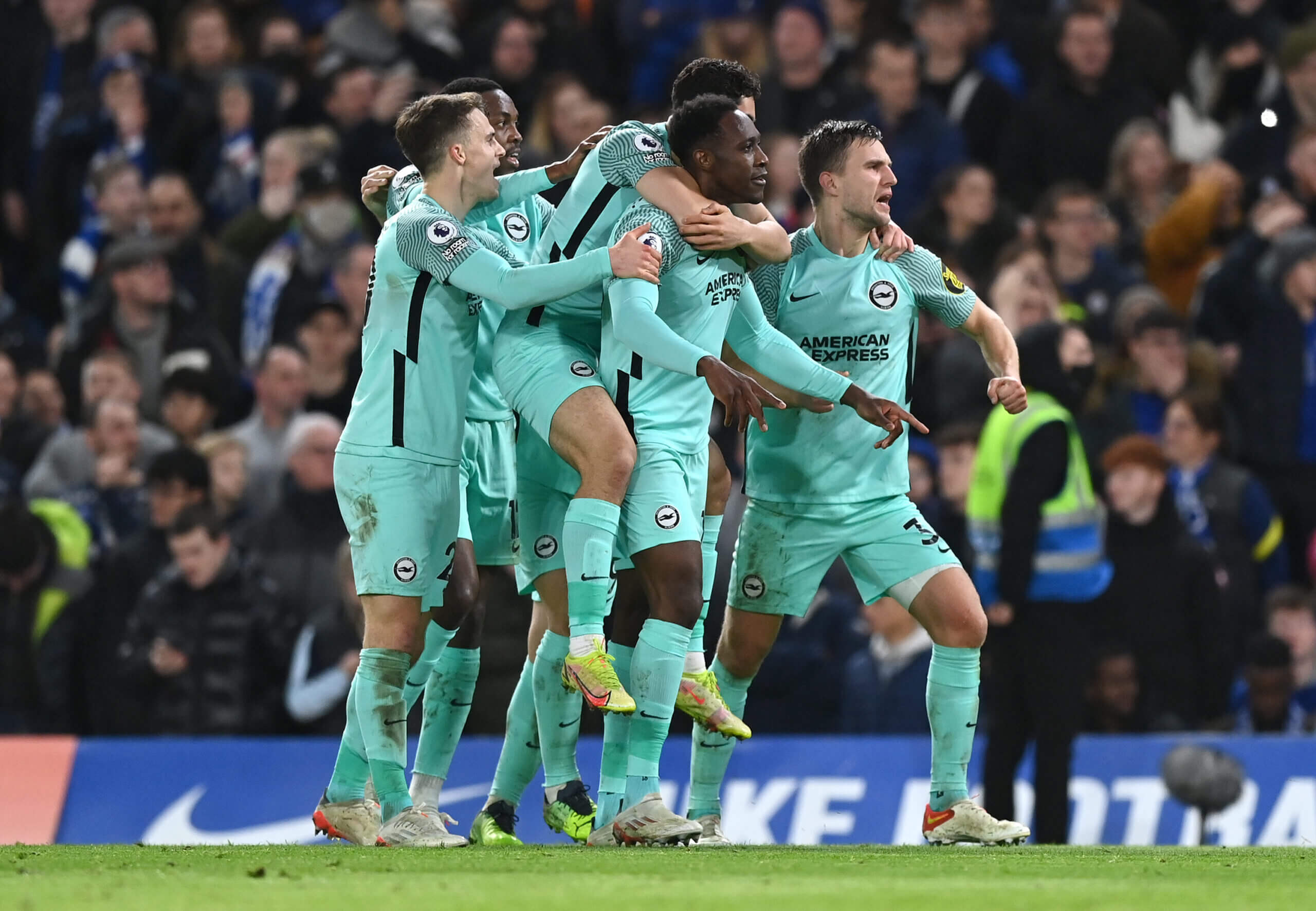 英超最后一轮阿森纳换了个新球衣,英超新赛季球衣阿森纳