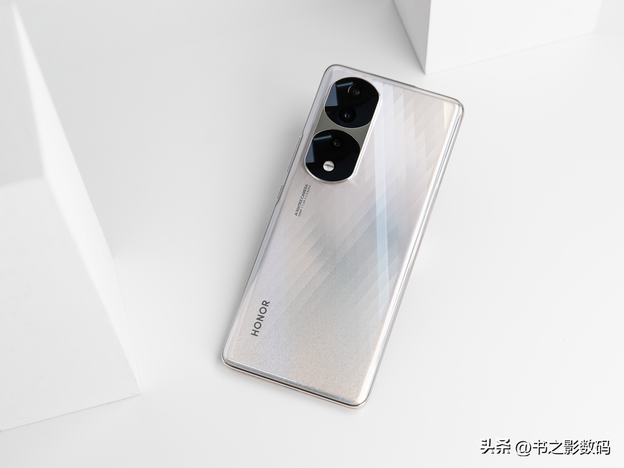 从3999降至2289,荣耀旗舰跳水1710元,现在入手非常香!