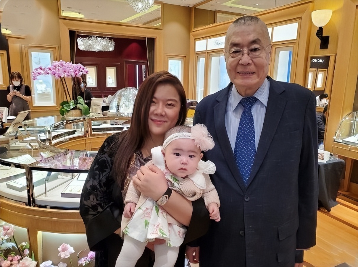 钢琴家刘诗昆：78岁娶女徒弟，81岁升级当爸爸，一家三口其乐融融