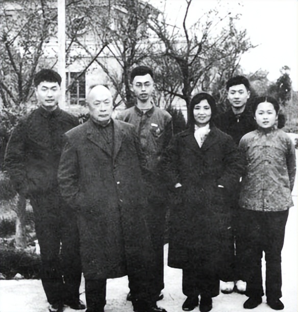 1965年陈毅在国外开会说错一句话，惹周恩来大怒：你无组织无纪律