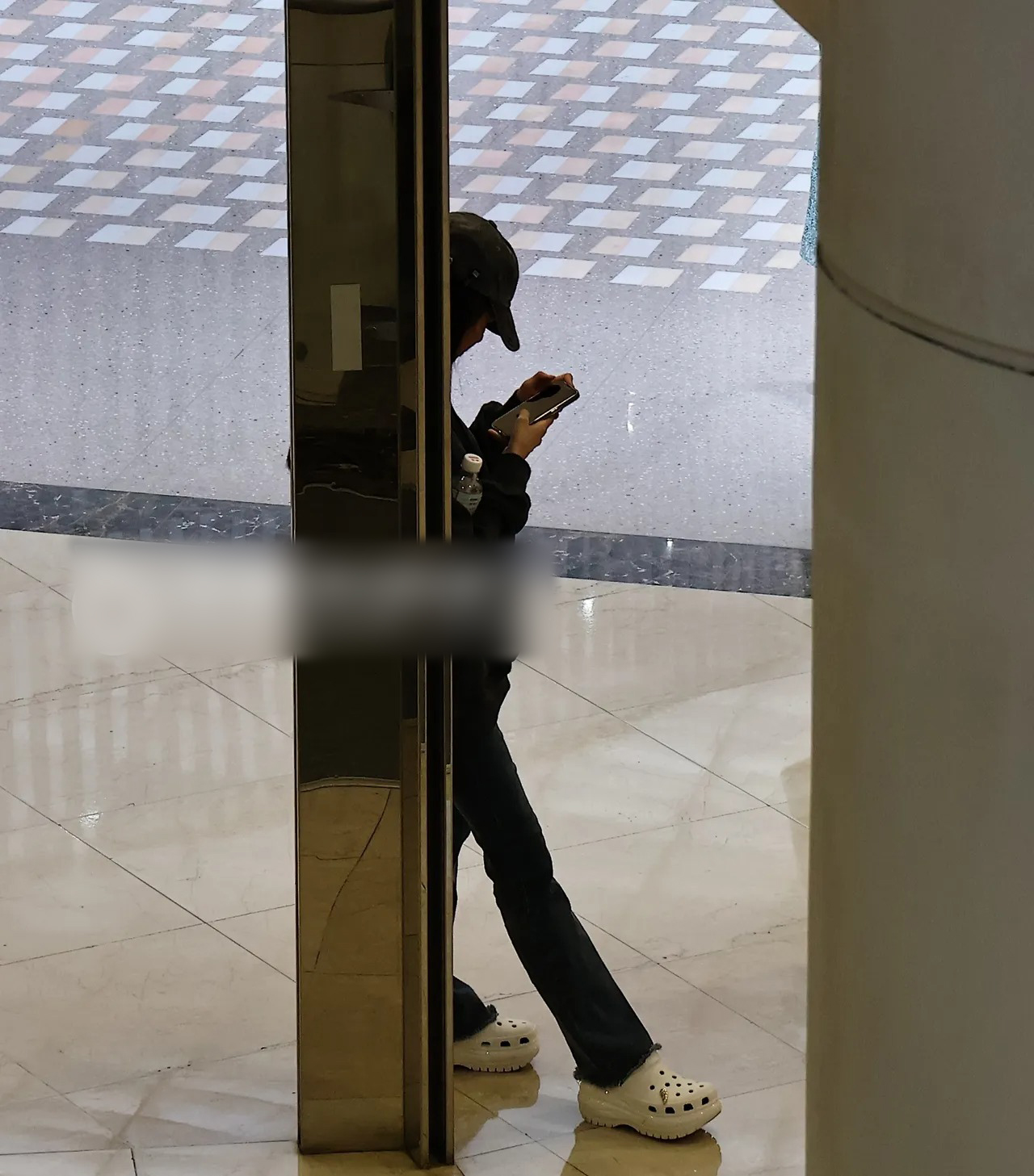 王大陆蔡卓宜高调秀恩爱,甜蜜喂食牵手逛街,交往两年仍在热恋期