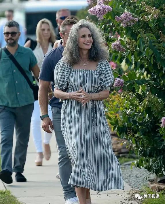 霉霉演唱会美国小姐开场自我介绍,霉霉与打雷姐现身超级碗