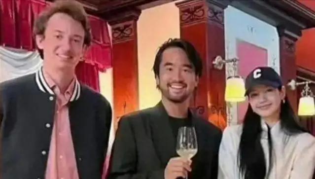 Lisa操作再引热议！晒大尺度照片、妆容变回泰妹，粉丝心疼其