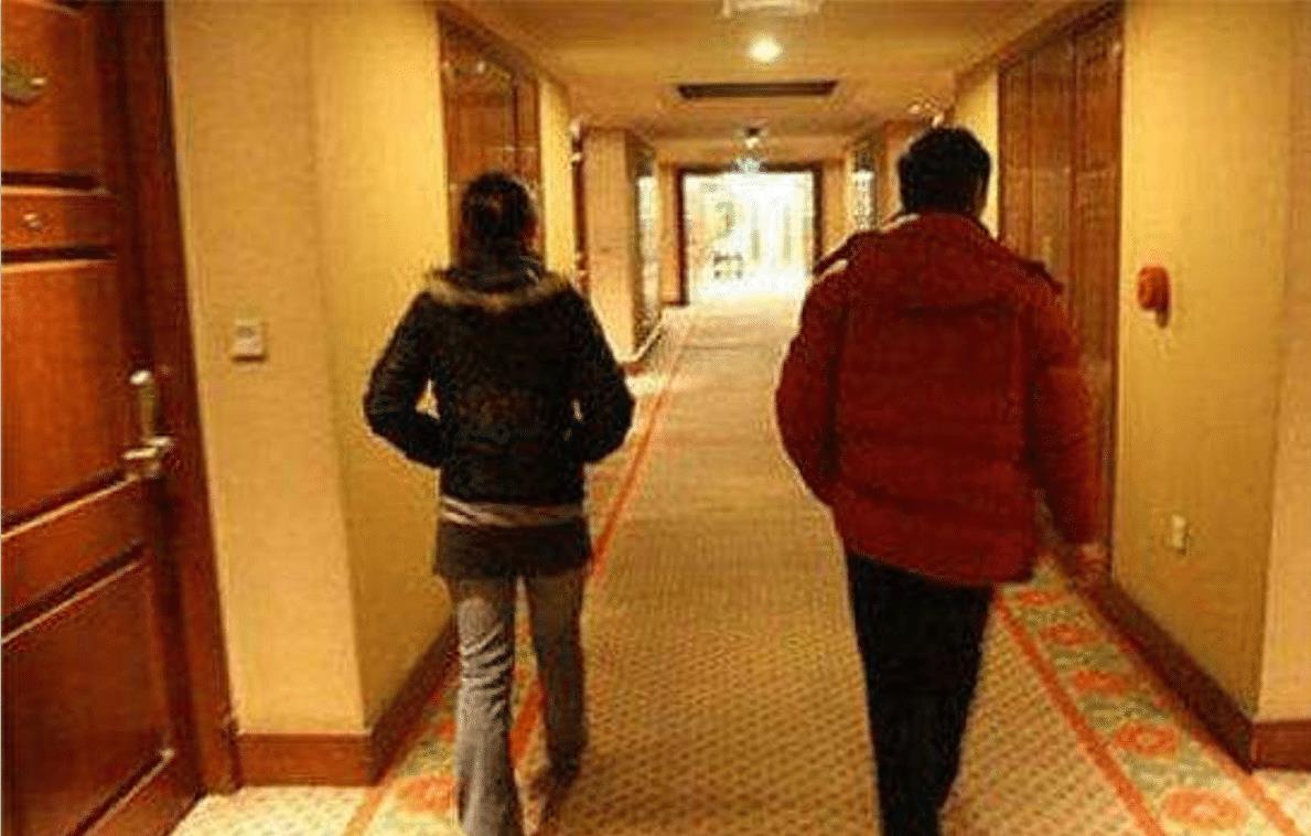 婚后妻子背着丈夫与前男友入住房屋80余次,暧昧记录照片曝光!