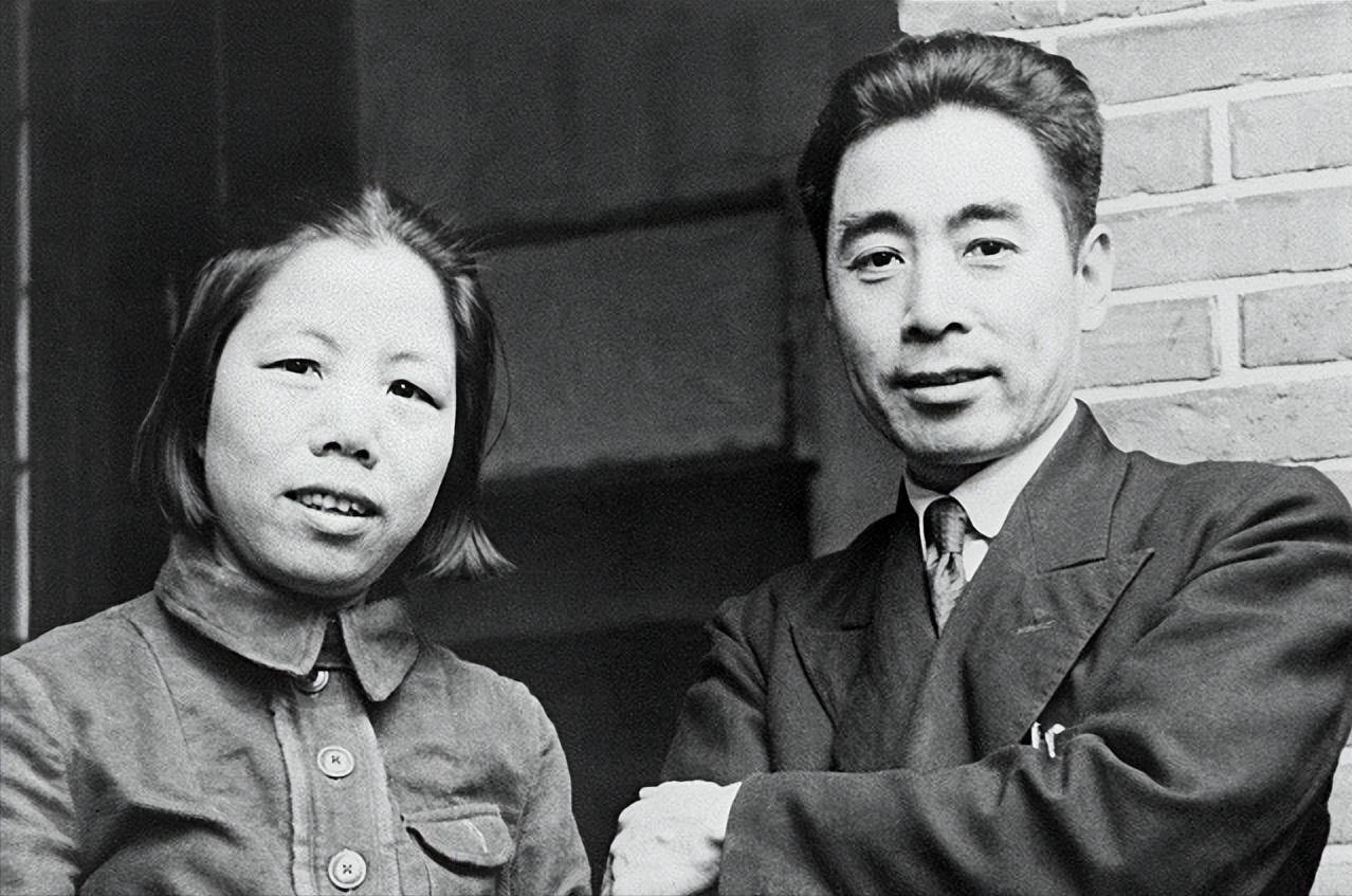 周总理去世前不断望向门口，护士疑问，后来才知他在等妻子*颖超邓**