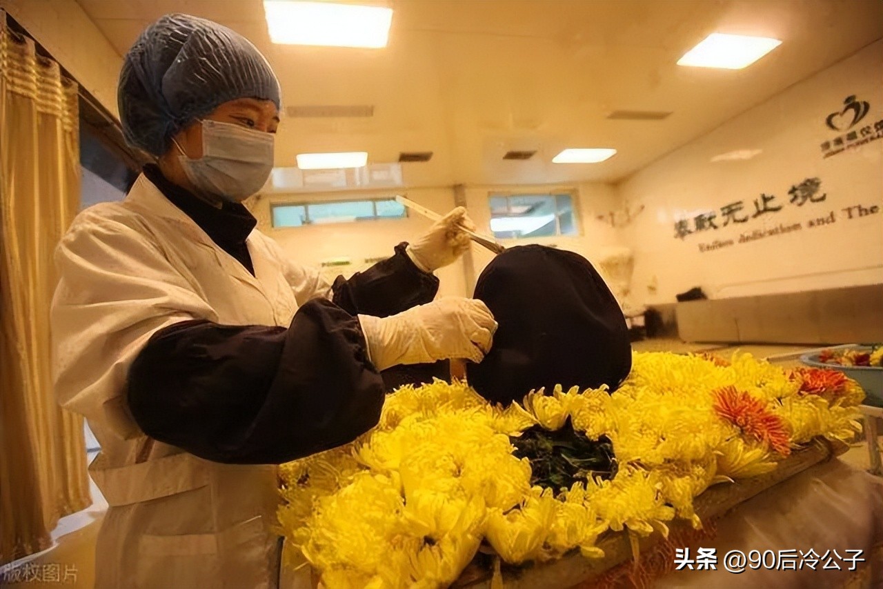 人死后首先要做些什么,人死后第一件事做什么