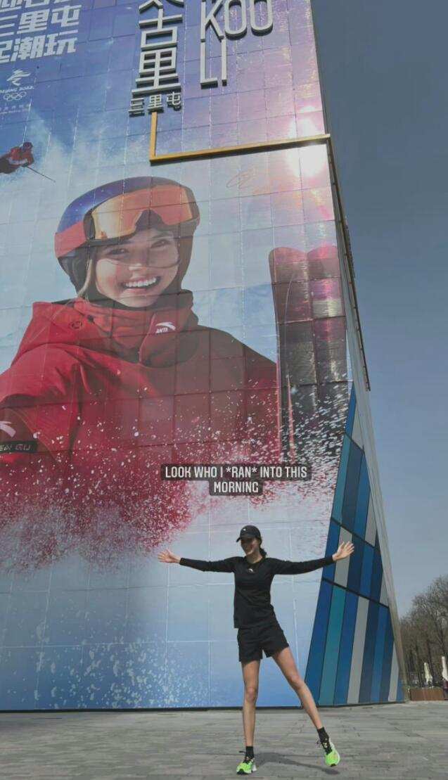 谷爱凌街头跑步被偶遇，妈妈骑单车一旁跟随，仅穿运动内衣不怕冷