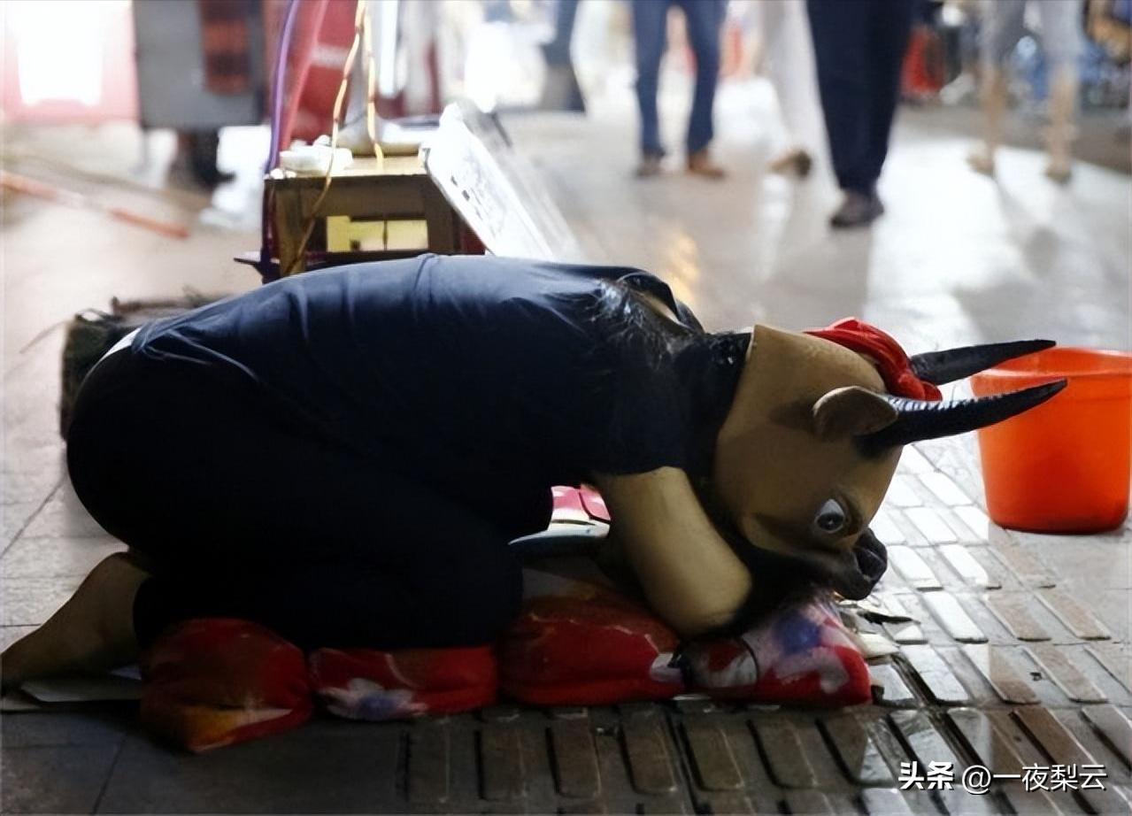 15岁女孩街头扮牛被人骑点赞,15岁女孩街头扮牛后续