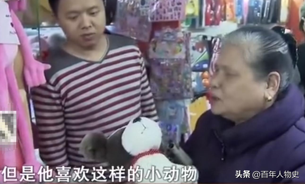 脑瘫男孩被丢给奶奶照顾,13岁孩子瘫痪在床