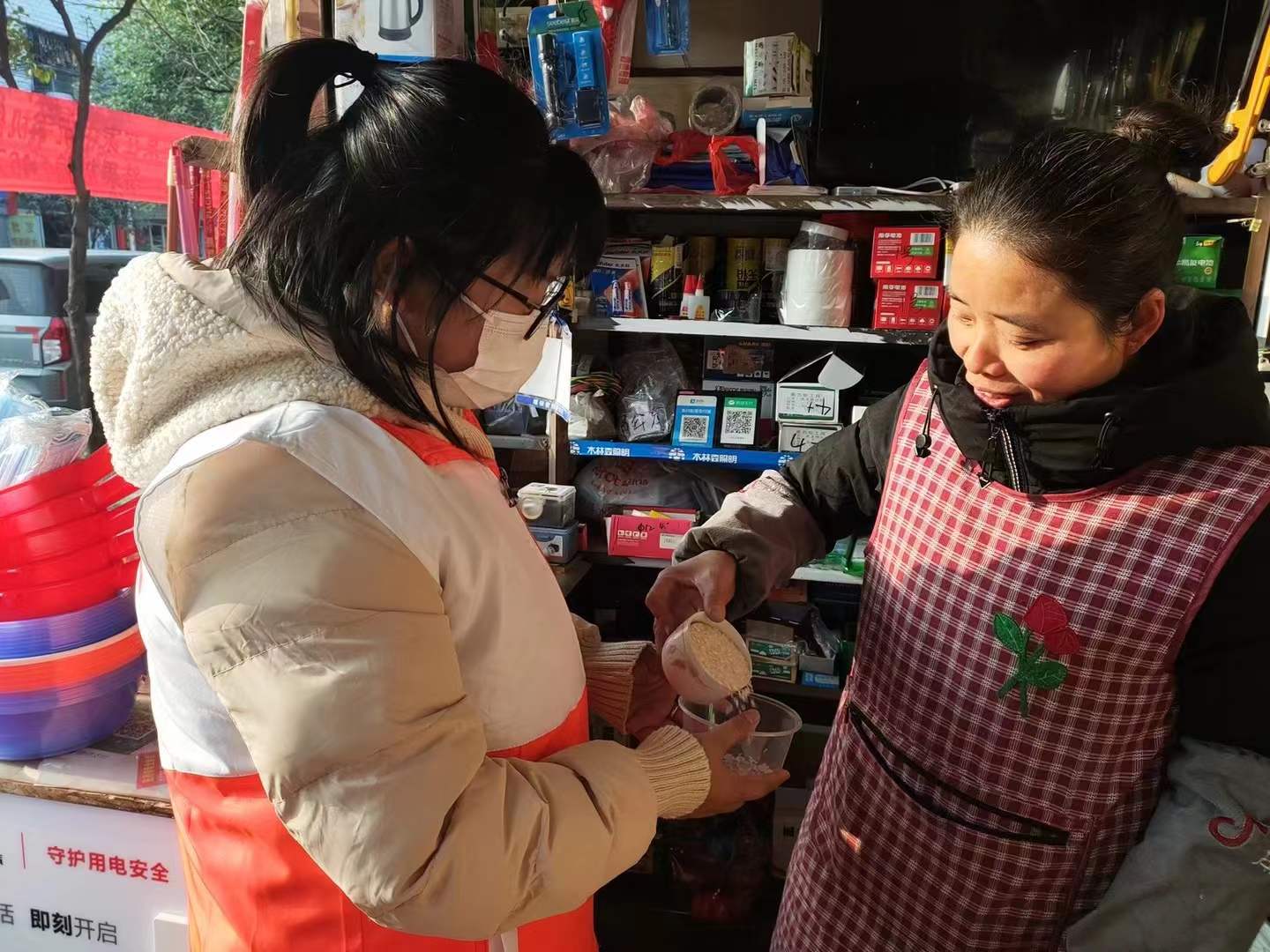 腊八粥暖心公益行动,社区自制腊八粥送居民