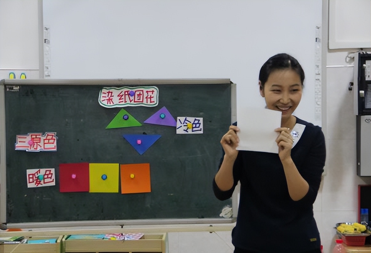 女幼师课上扒光4岁男童上衣，另有一名老师旁观，后续处理来了