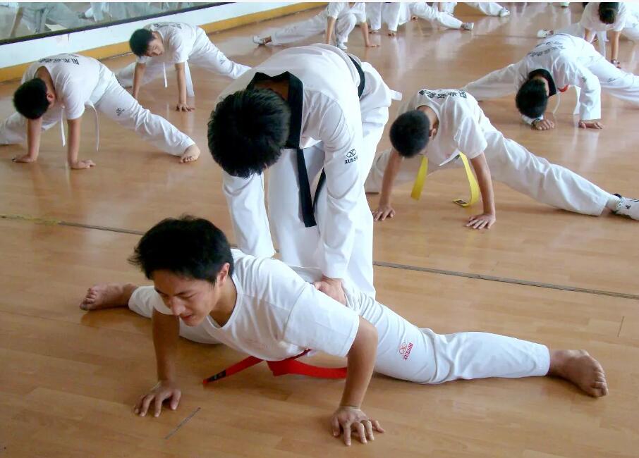 快来看看你拉韧带的姿势正确吗,拉韧带的方法与技巧