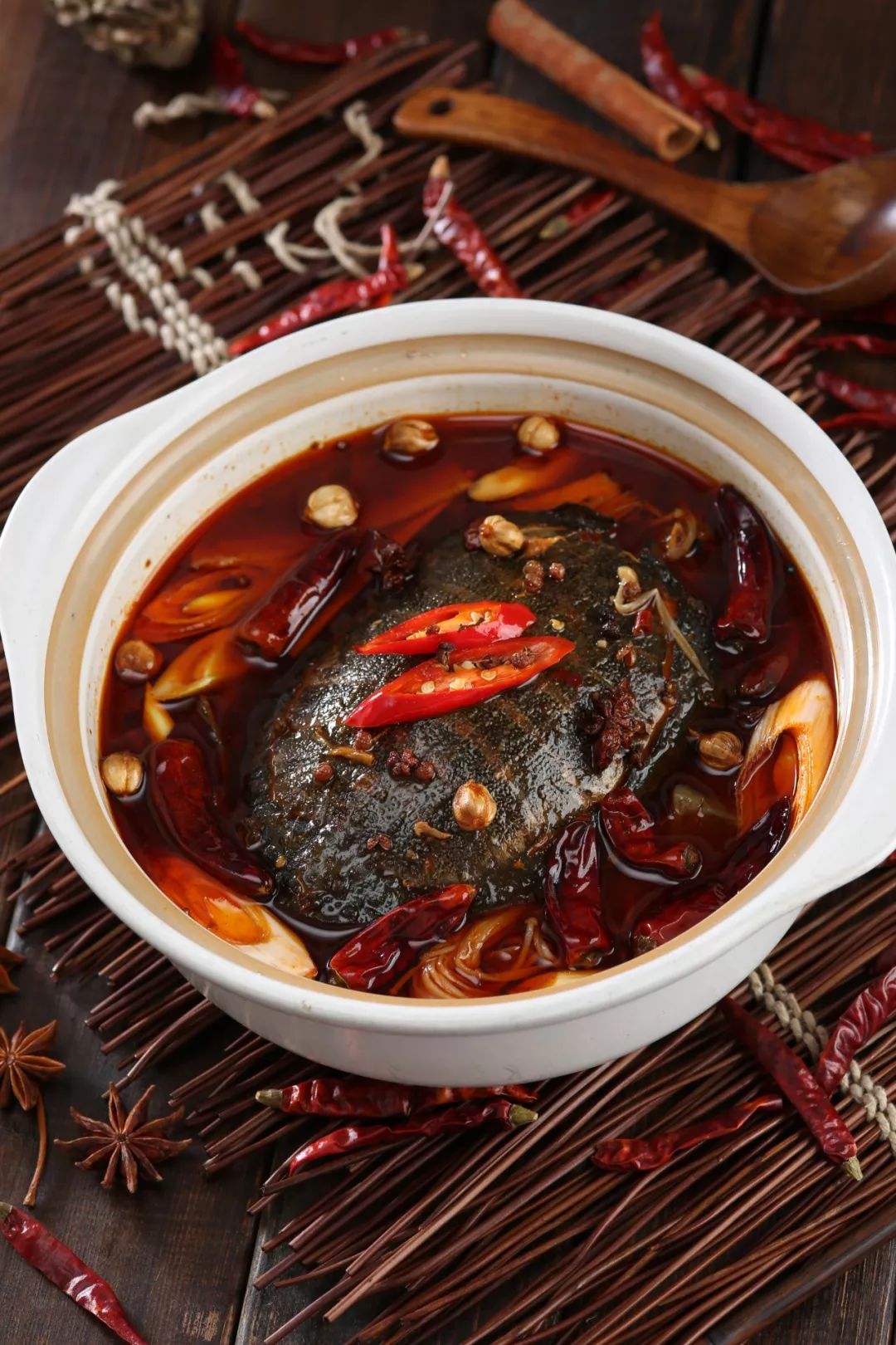 巴西龟是入侵物种为什么还要养,巴西龟可以吃蓝色小龙虾吗