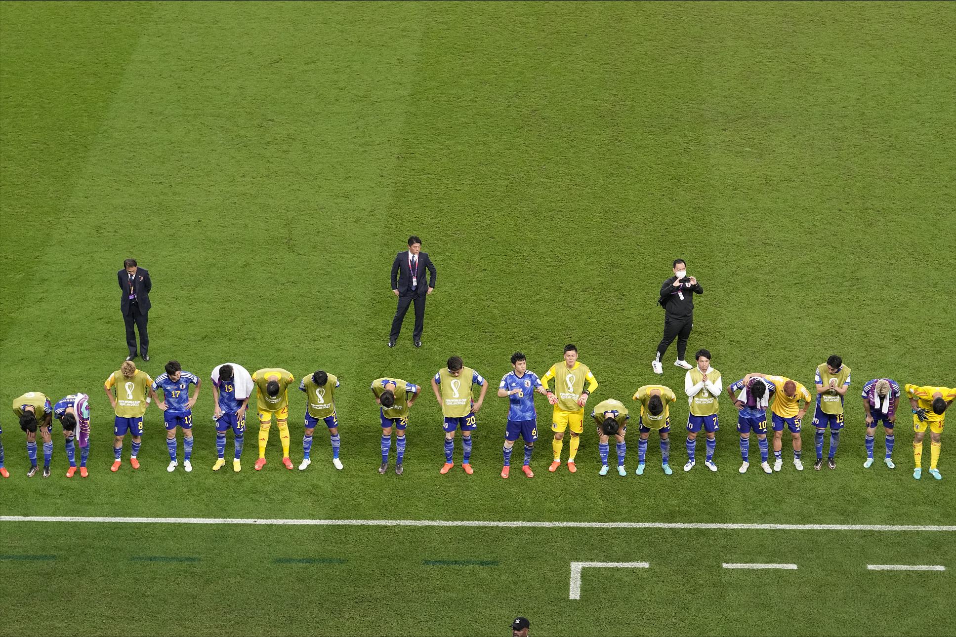 日本投降平民跪地痛哭,日本被淘汰球员痛哭