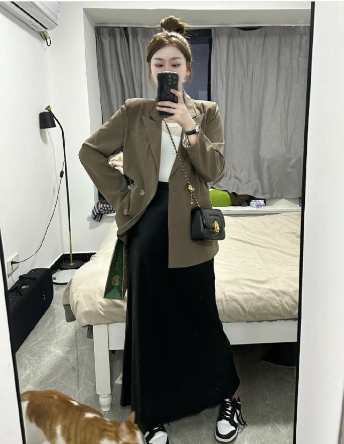 西装半身裙怎么穿显年轻活力,西装半身裙中长款搭配