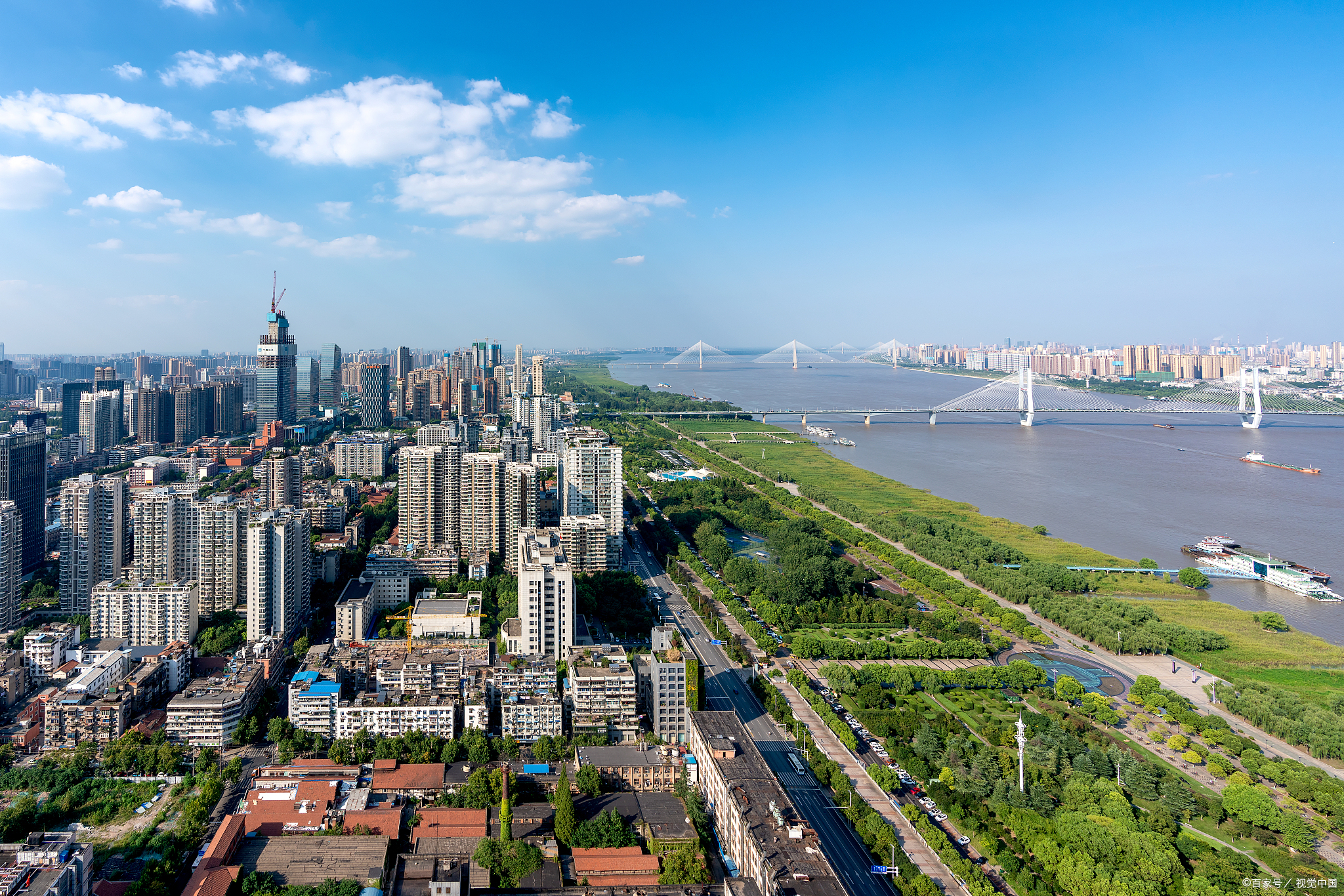 集装箱自住房,夫妻花24万买下市中心的集装箱