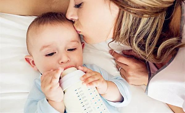 婴儿奶粉起泡沫正常吗,奶粉泡后挂壁结块原因