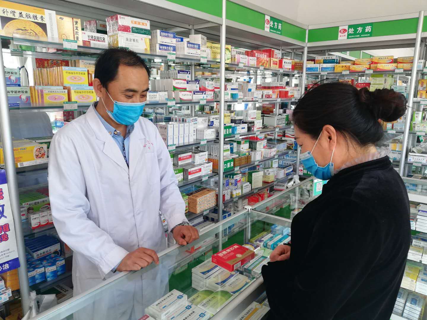 嘴上出了好多透明水泡会传染吗,嘴巴旁边起水泡是疱疹吗