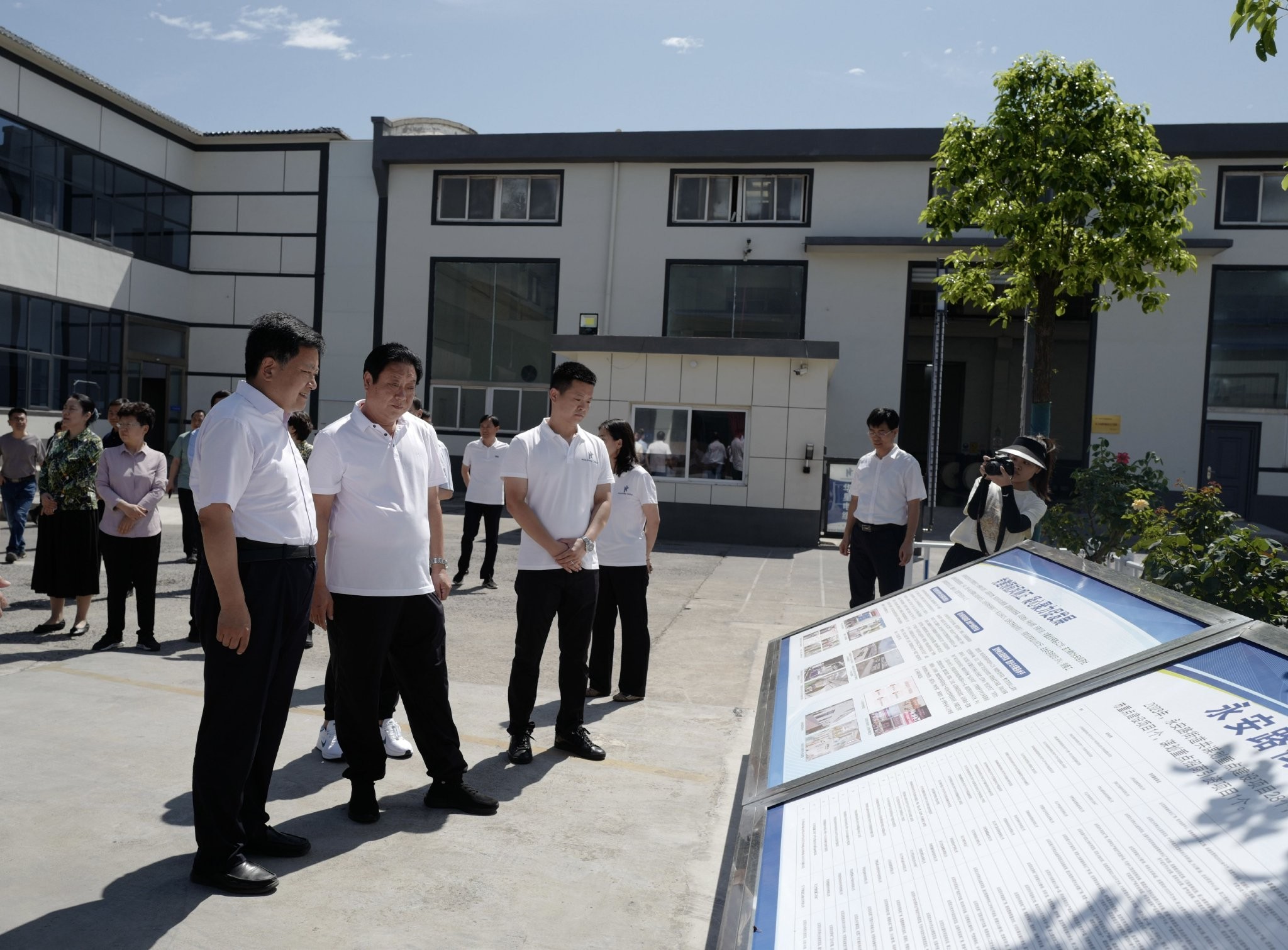 走进华星电缆观摩“特种新型新能源铝合金光伏电缆”重点项目