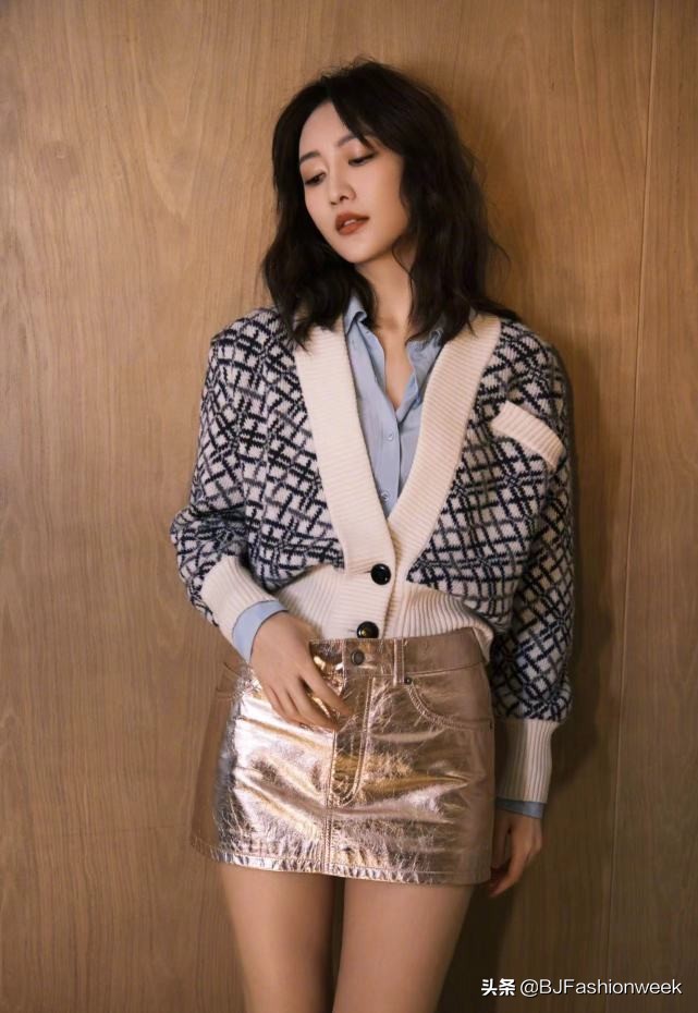 王鸥穿白色吊带搭阔腿裤高挑纤瘦,王鸥身穿网格套装裙搭配过膝长靴