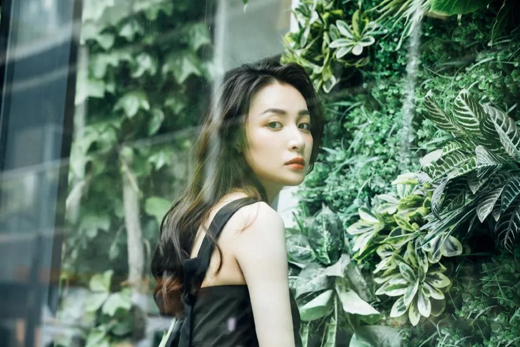 隆妮深v礼服,隆妮白衬衣