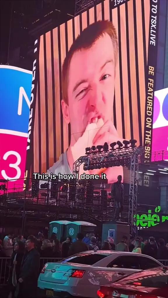 40美金买下时代广场电子屏幕15秒，男子竟放了自己面包吃播？