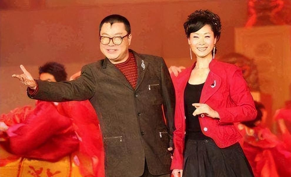 “纤夫哥”的跌宕人生：从春晚到牢狱，再到娶小娇妻