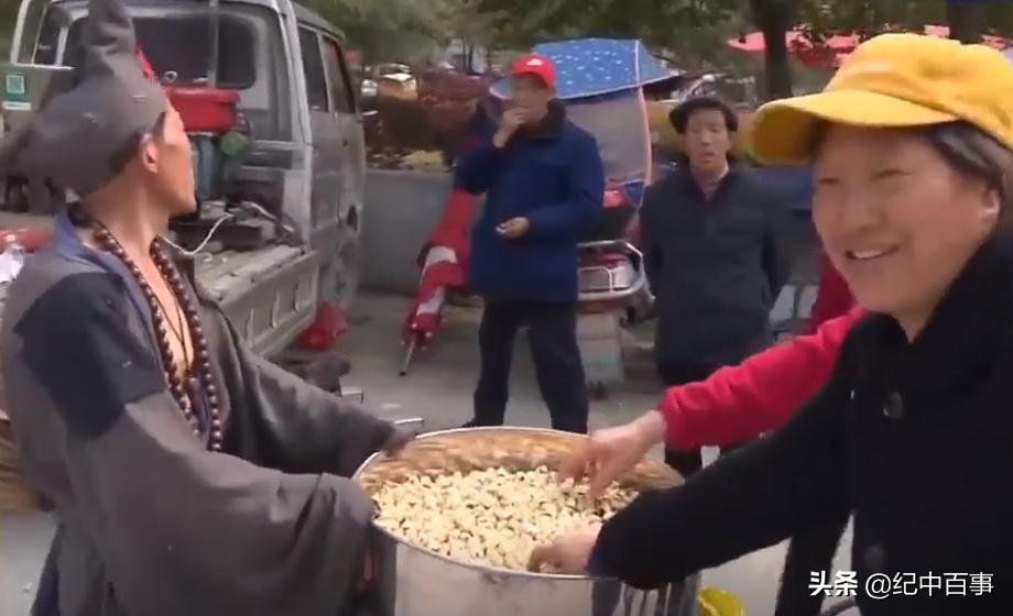 男子街头乞讨赚1000万,男子街头手擦烧红铁链卖药